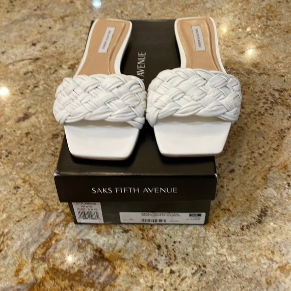 SAKS FIFTH AVENUE WHITE BASKET WEAVE SANDELS SIZE 8.5 - Picture 4 of 7